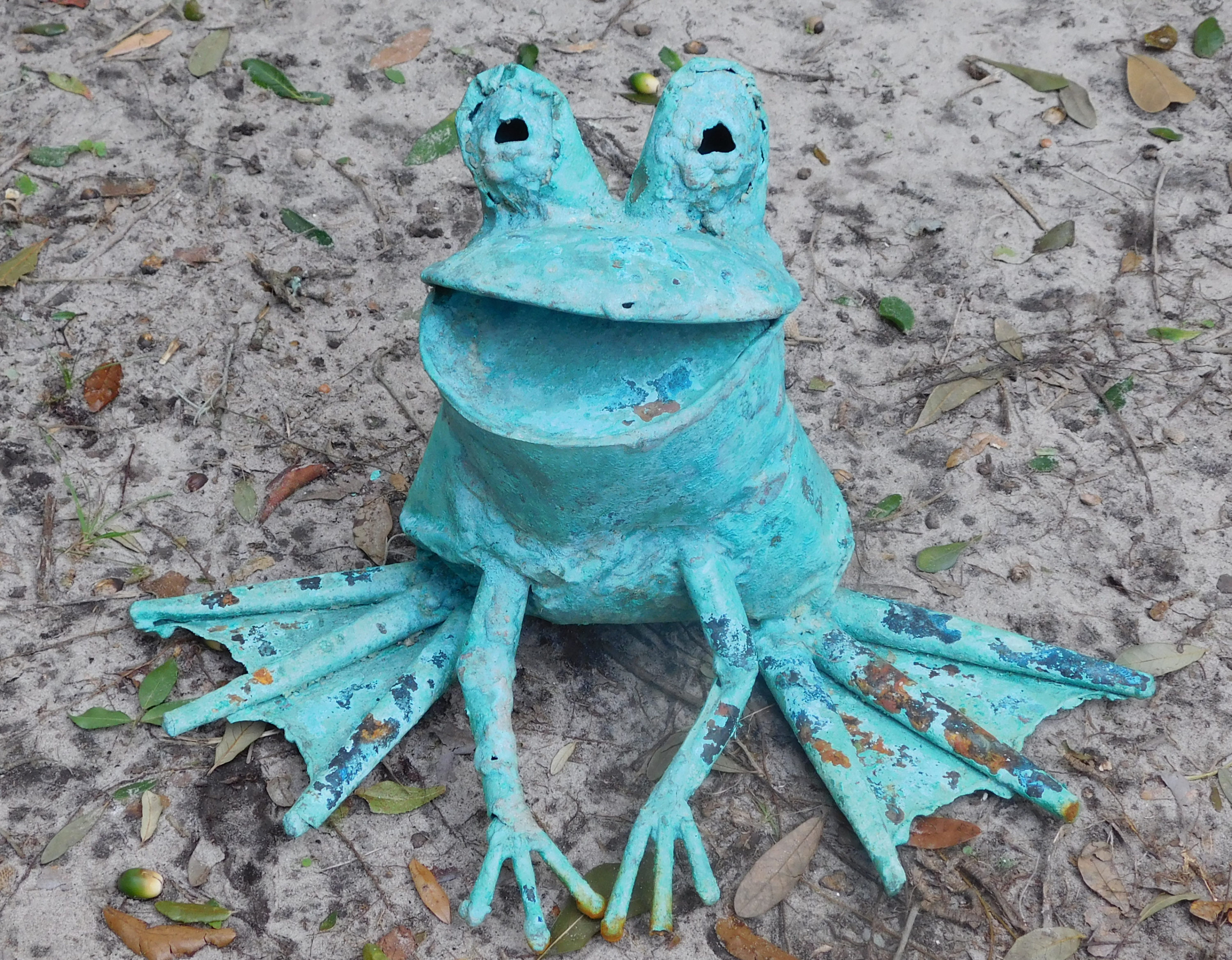 Beau Smith has been making large, human-sized frog sculptures for over thirty (30) years. He also makes smaller frogs (but not too small). Main website: http://beautifulfrog.com/