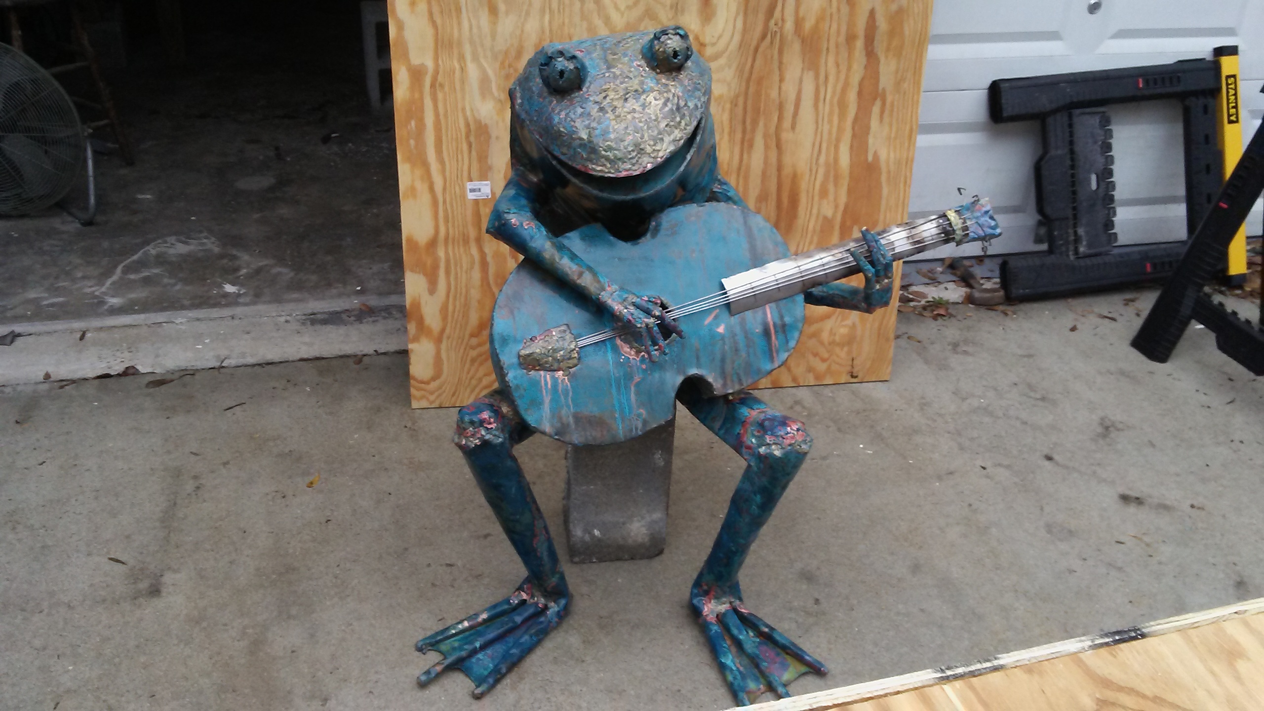 beau-smith-frog-sculpture-guitar-player-12-2016b