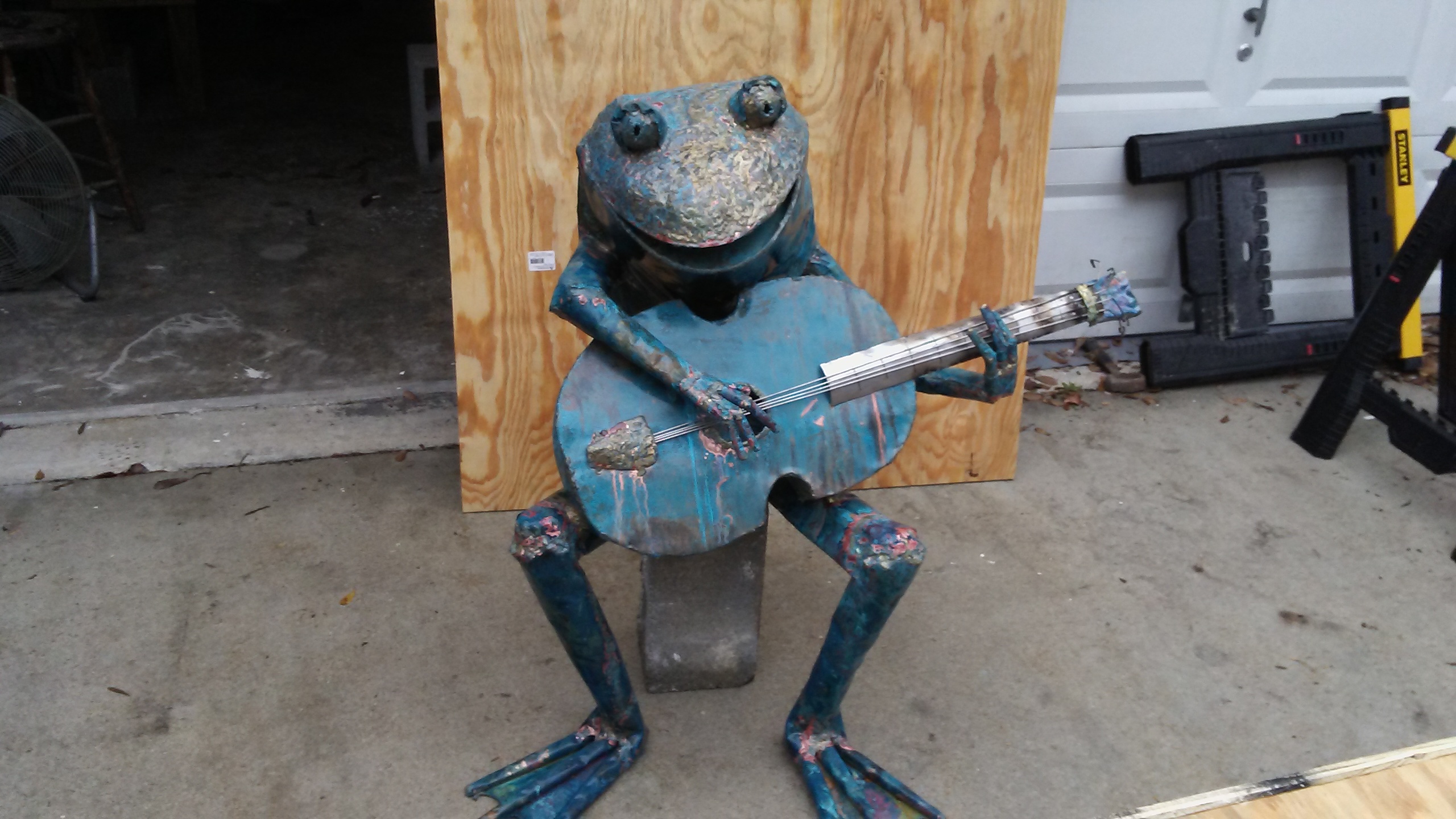 beau-smith-frog-sculpture-guitar-player-12-2016c-1