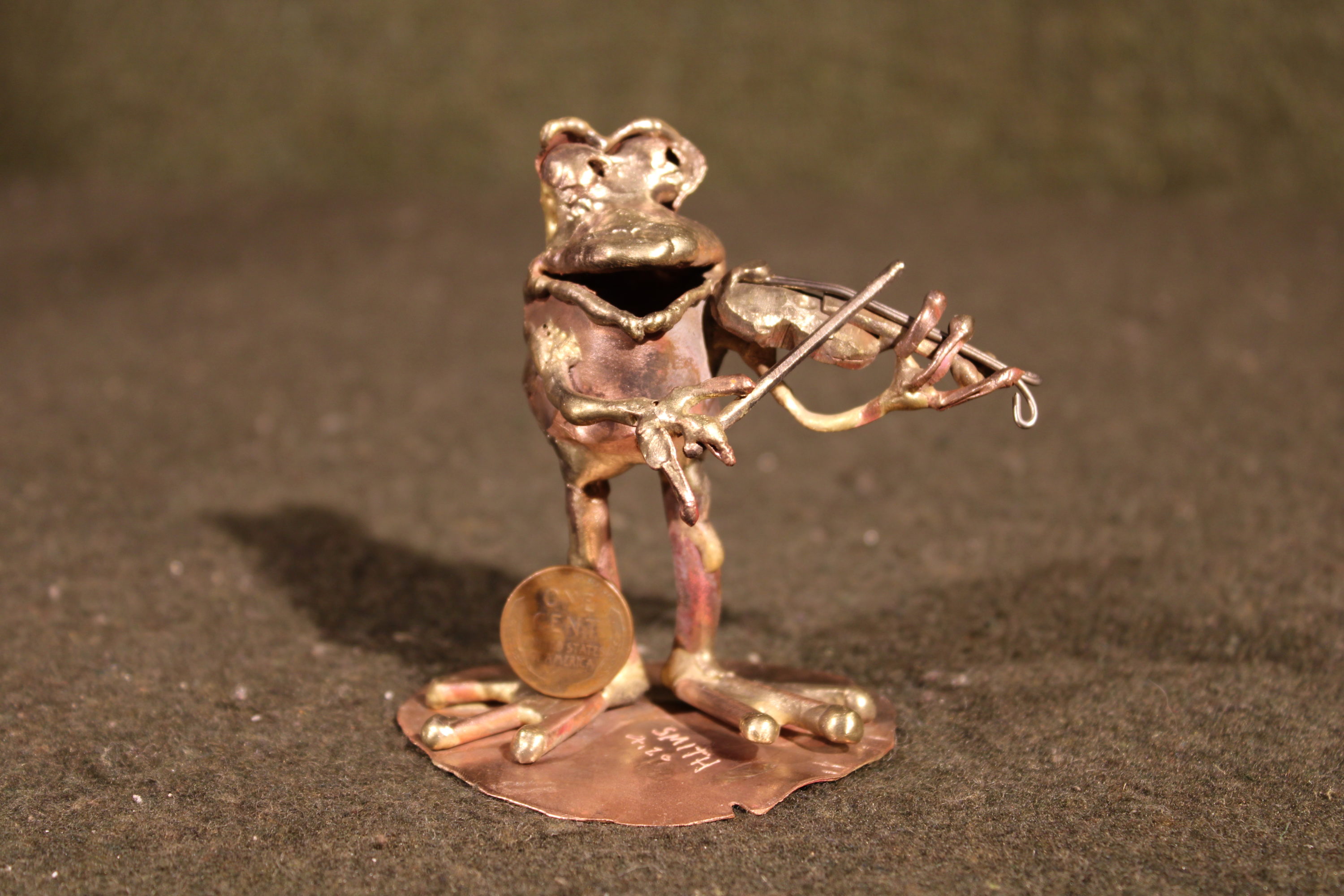 This image has an empty alt attribute; its file name is guitar-playing-froglet-beau-smith-sculpture-4-21-20-copper-bronze-7-3000x2000.jpg